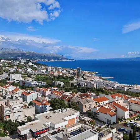 Moody With An Amazing View * Σπλιτ